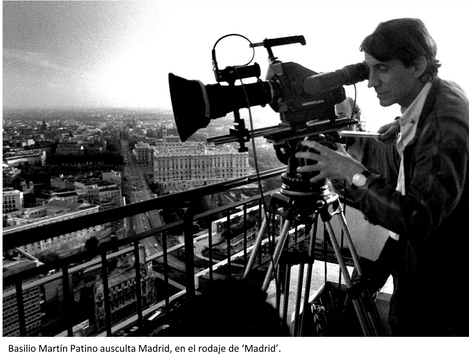 Basilio Martín Patino ausculta Madrid en el rodaje de 'Madrid'.