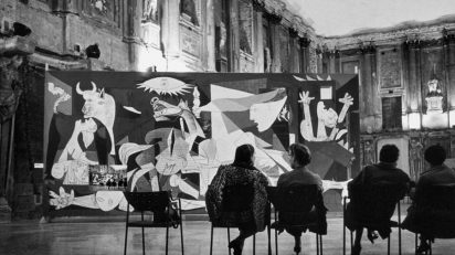 Instalación de la exposición Pablo Picasso en el Palazzo Reale, Milán, 1953 ITALY, Milan, Palazzo Reale, 1953, PICASSO exhibition, © Rene Burri/Magnum Photos © Sucesión Pablo Picasso, VEGAP, Madrid 2017.