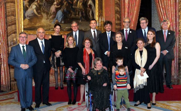 La Reina Doña Sofía junto a Claribel Alegría y su familia. © Casa de S.M. el Rey.