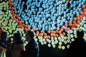 Sikka Ingentium, 2017. Instalación compuesta de 5 proyectores, 5 reproductores multimedia, sistema de amplificación, 2 altavoces, 2 subwoofers, 2.400 DVD, conexiones de red. 18 x 2,7 m. © Daniel Canogar. VEGAP Madrid, 2017. © Foto: Jorge Mirón.