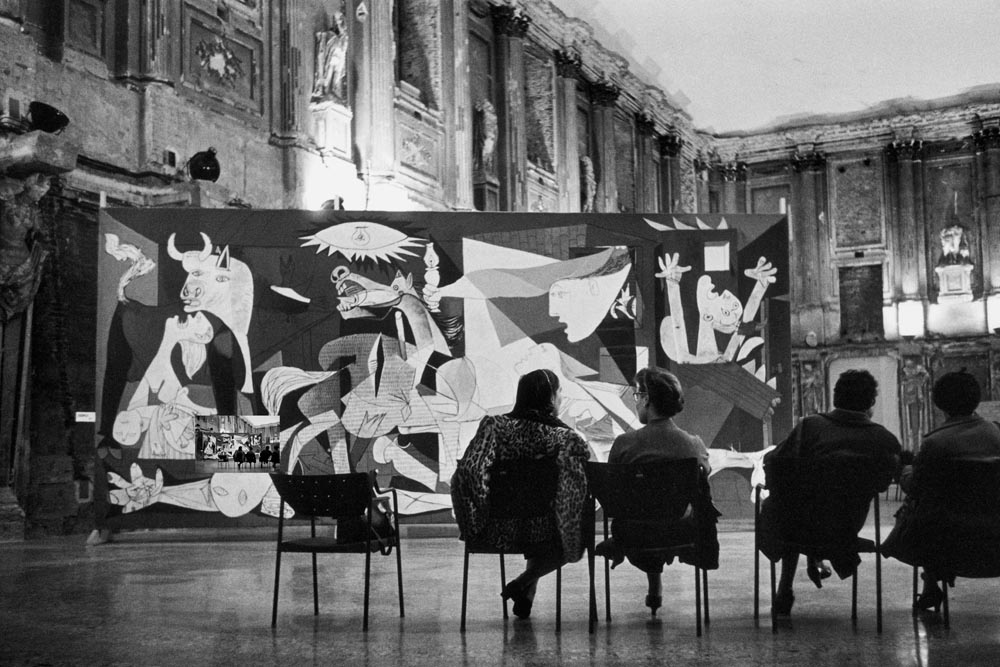 Instalación de la exposición Pablo Picasso en el Palazzo Reale, Milán, 1953 ITALY, Milan, Palazzo Reale, 1953, PICASSO exhibition, ©Rene Burri/Magnum Photos © Sucesión Pablo Picasso, VEGAP, Madrid 2017.