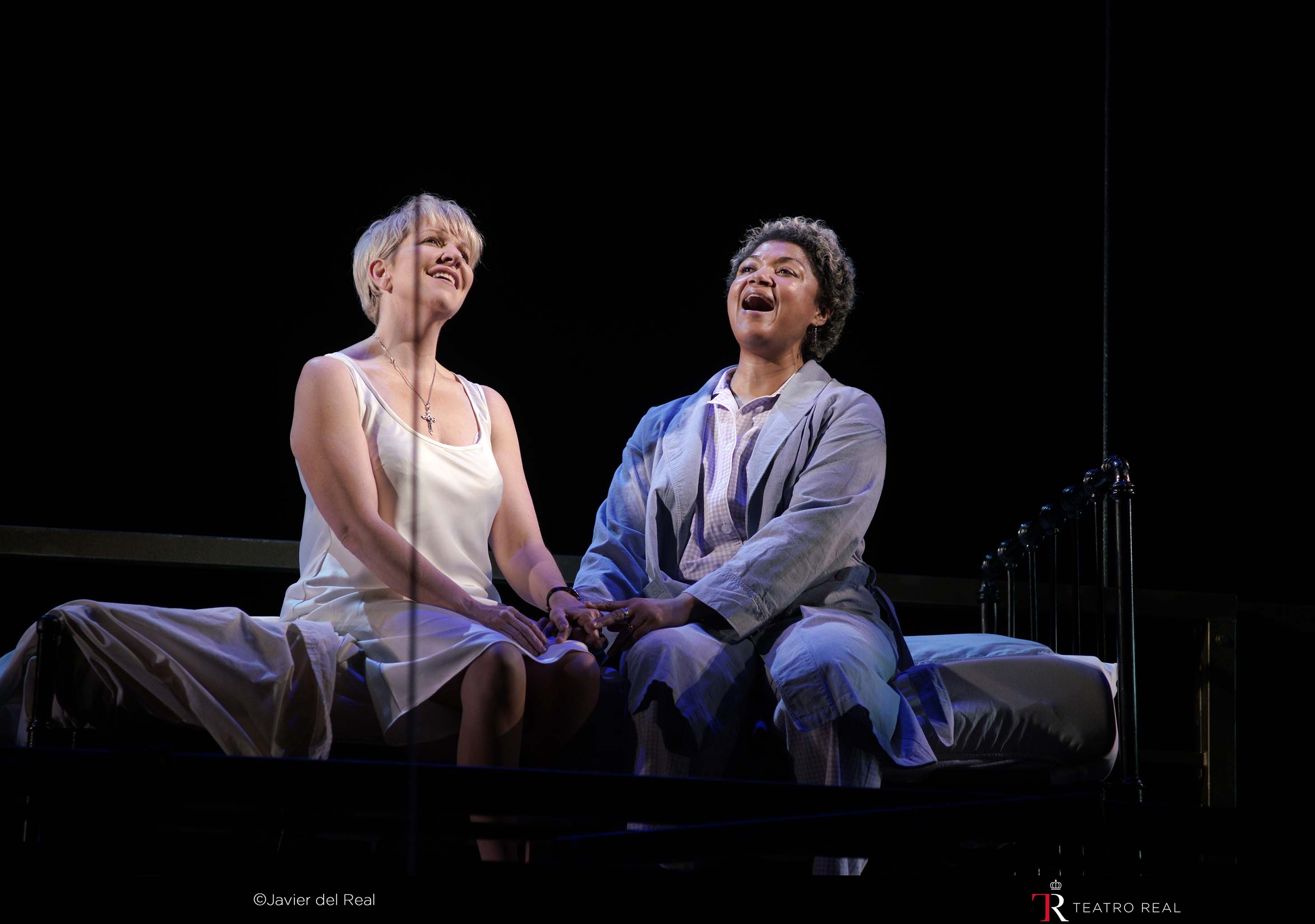 'Dead Man Walking' en el Teatro Real. Mezzosoprano Joyce DiDonato (sister Helen / soprano Measha Brueggergosman (sister Rose). © Javier del Real | Teatro Real.