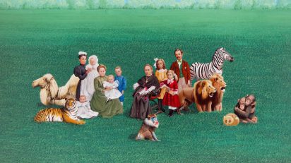 ISABEL VILLAR. Familia del obispo. 1974. Acrílico sobre tabla. 120 x 181 cm.