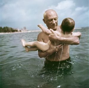 Robert Capa. Pablo Picasso jugando en el agua con su hijo Claude, Vallauris, France, 1948. © Robert Capa/International Center of Photography/Magnum Photos.