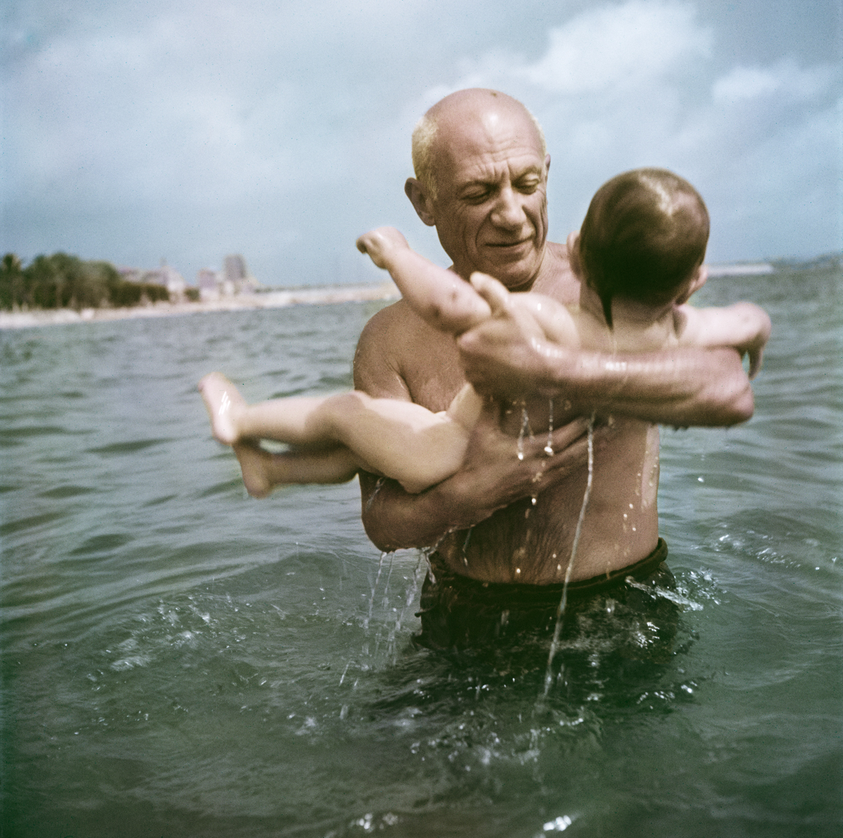 Robert Capa. Pablo Picasso jugando en el agua con su hijo Claude, Vallauris, France, 1948. © Robert Capa/International Center of Photography/Magnum Photos.