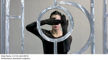 Osías Yanov. ///////)))_IO))). 2014. Performance, escultura de aluminio. 300 x 600 x 5 cm (1118 1/8 x 236 1/4 x 2 inches), 12 minutos. Fundación Museo Reina Sofía. Promesa de donación de Patricia Phelps de Cisneros en honor a João Fernandes.