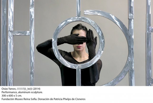 Osías Yanov. ///////)))_IO))). 2014. Performance, escultura de aluminio. 300 x 600 x 5 cm (1118 1/8 x 236 1/4 x 2 inches), 12 minutos. Fundación Museo Reina Sofía. Promesa de donación de Patricia Phelps de Cisneros en honor a João Fernandes.