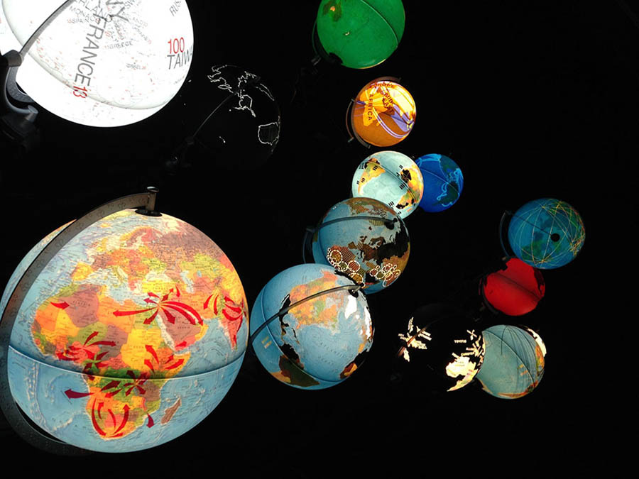 Ingo Günther. Worldprocessor, 1988-2012. Vista de la instalación en la exposición Big Bang Data. Cortesía de Ángel Herraiz.