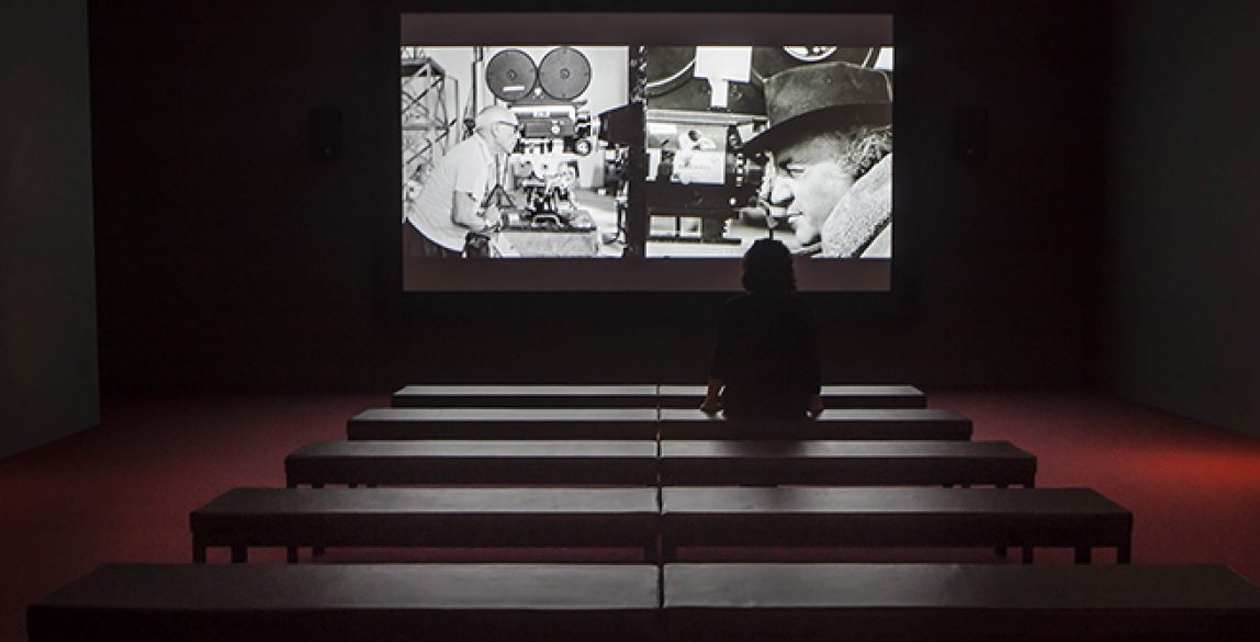 Sala de cine creada especialmente para esta exposición. © Museo Picasso Málaga.