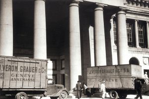 Regreso a Madrid de las obras del Museo del Prado. Camiones con los vagones-capitoné procedentes de Ginebra, a su llegada a la puerta de Velázquez. 9 de septiembre 1939. Archivo Regional de la Comunidad de Madrid. Colección Fotográfica Martín Santos Yubero. Madrid.