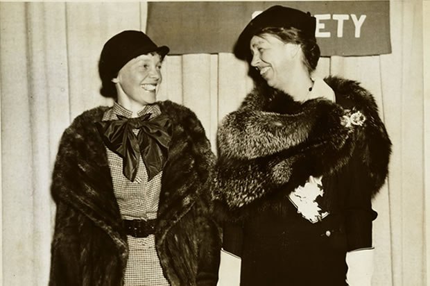 Earhart y Roosevelt. Photo Credit: National Portrait Gallery, Smithsonian Institution; gift of George R. Rinhart, in memory of Joan Rinhart.