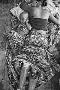 Gervasio Sánchez. Sofía Elface Fumo, víctima de una mina antipersona, duerme junto a su hija Alia Massaca (Mozambique). Marzo de 2007.
