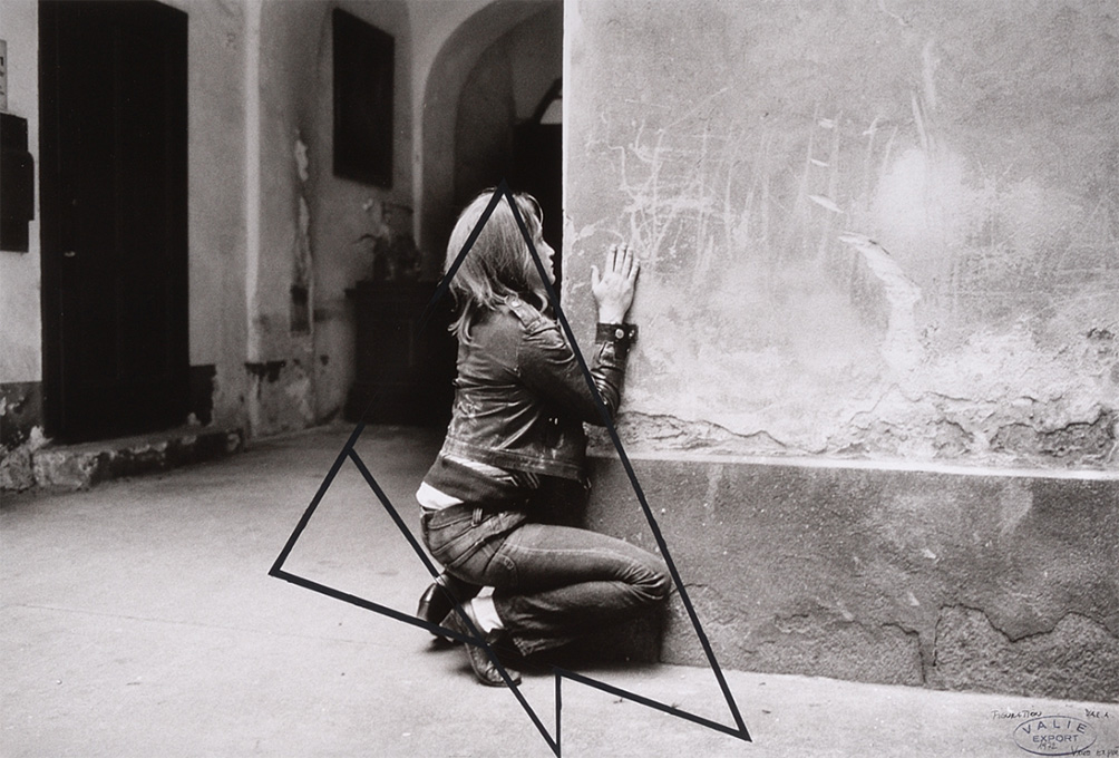 VALIE EXPORT (Linz, 1940). Figuration Var. A, 1972. Figuración, versión A. Ed. nº 1/3. Fotografía b/n con acuarela líquida negra, 55,5 x 78,5 cm.