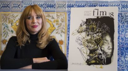 Paula Bonet posa con el cartel de la Feria del Libro de 2018.