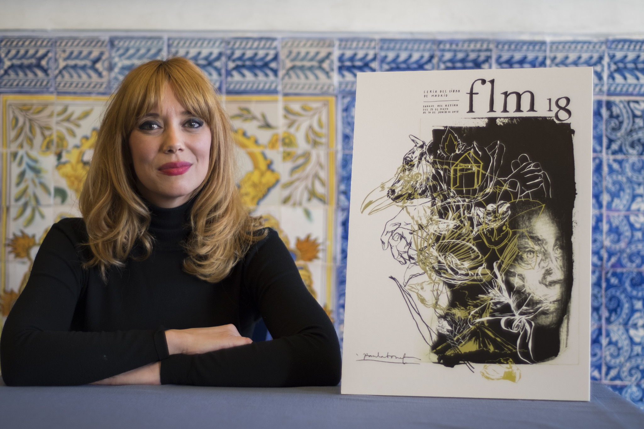 Paula Bonet posa con el cartel de la Feria del Libro de 2018.