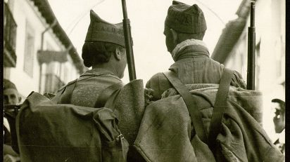Anónimo. Madrid, 1936. Dos milicianos en dirección al frente. MECD, CDMH, CAUSA-GENERAL, 1301,10,54.