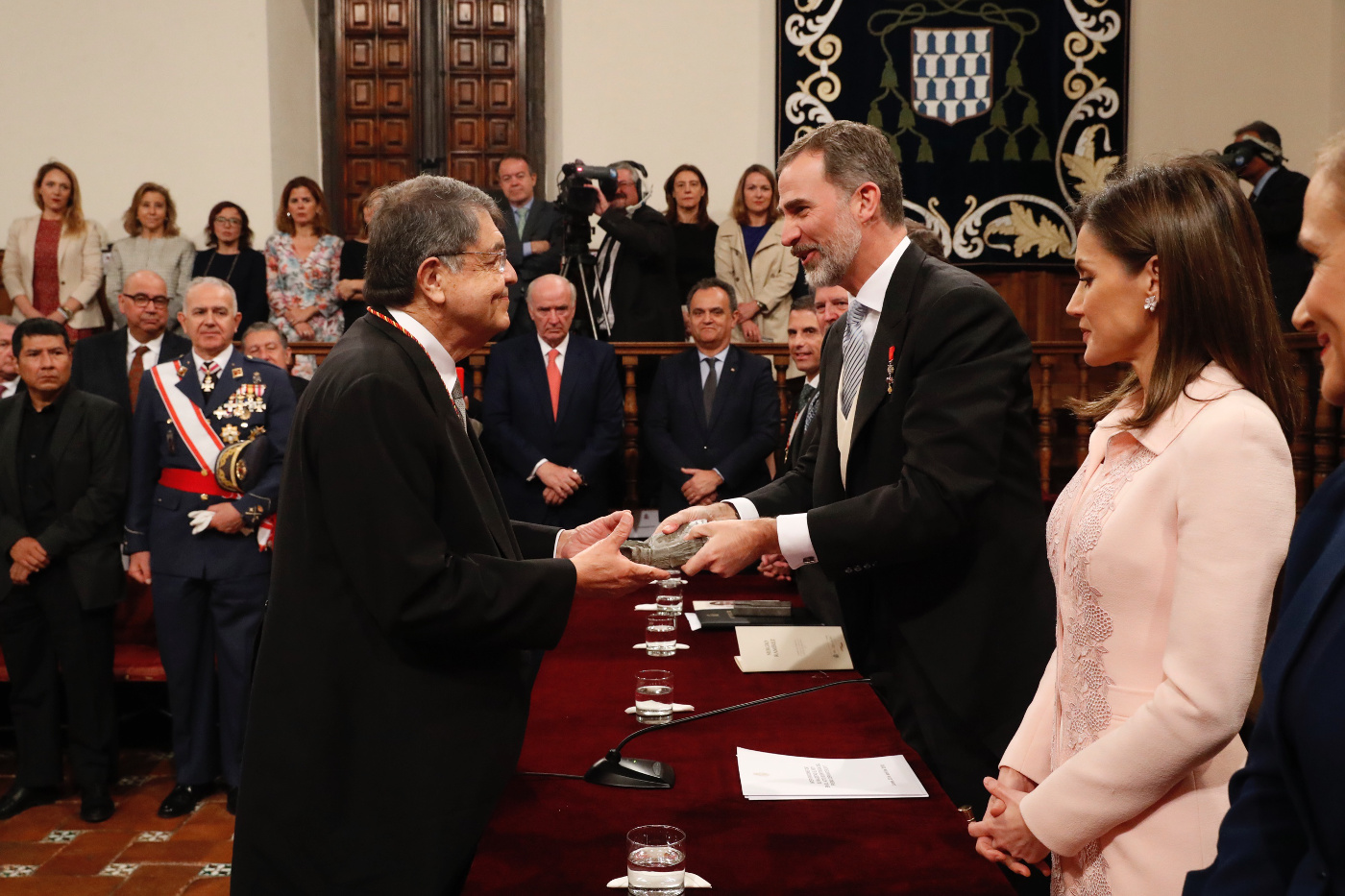 El Rey entrega el Premio de Literatura en Lengua Castellana Miguel de Cervantes 2017 a Sergio Ramírez. Foto: Casa Real.