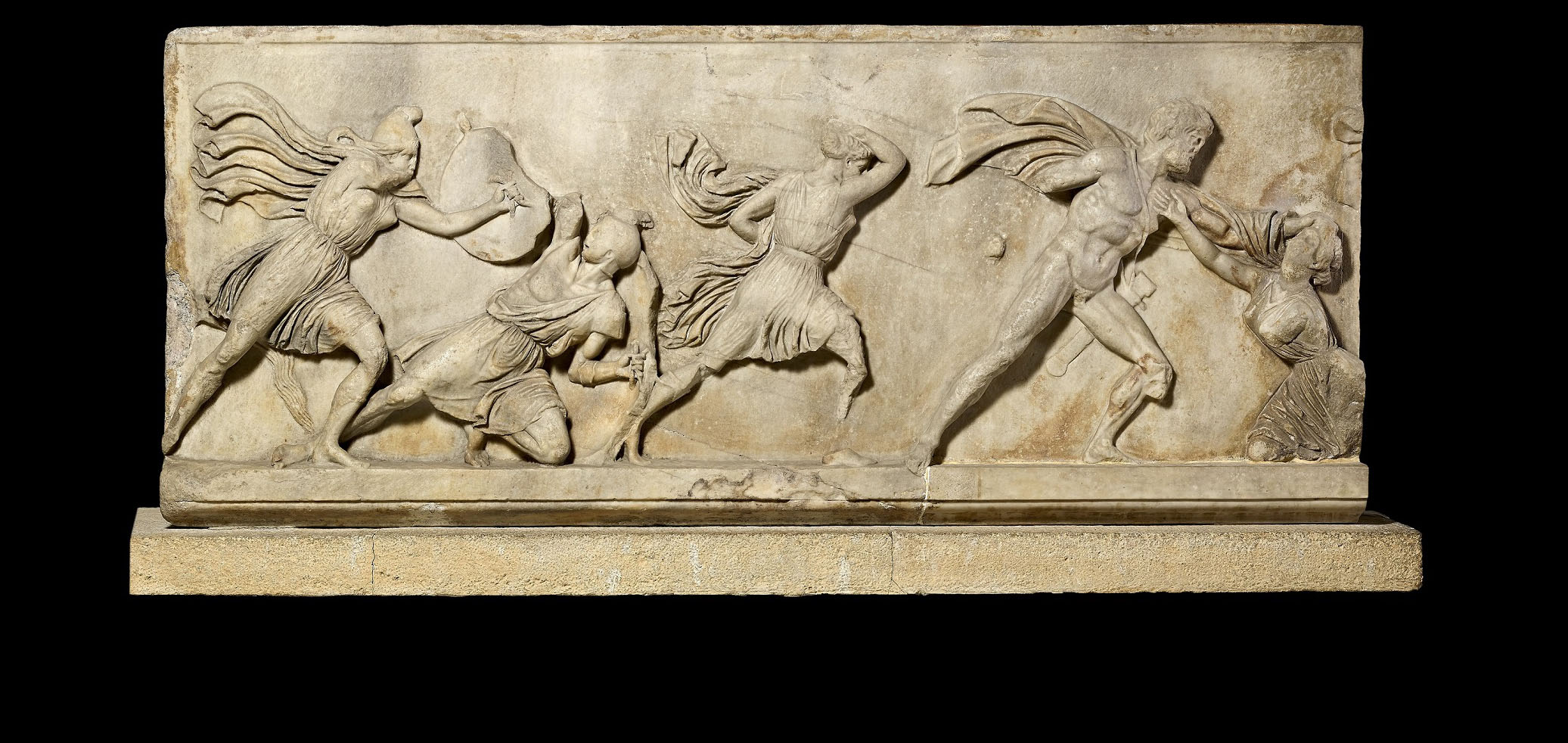 Bloque de un friso con una batalla entre griegos y amazones. Relieve de mármol. c. 350 a. C. Hallado en Mausoleo de Halicarnaso, actual Turquía © The Trustees of the British Museum.