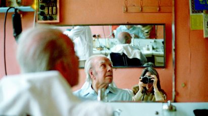 María Kodama fotografiando a Borges en Estambul. Cortesía Fundación Internacional Jorge Luis Borges.