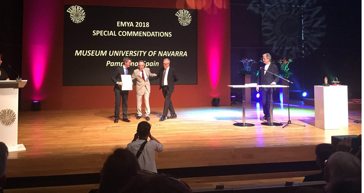 Jaime García del Barrio, director general del Museo Universidad de Navarra, y Valentín Vallhonrat, director artístico, recogen el galardón en los Premios EMYA.