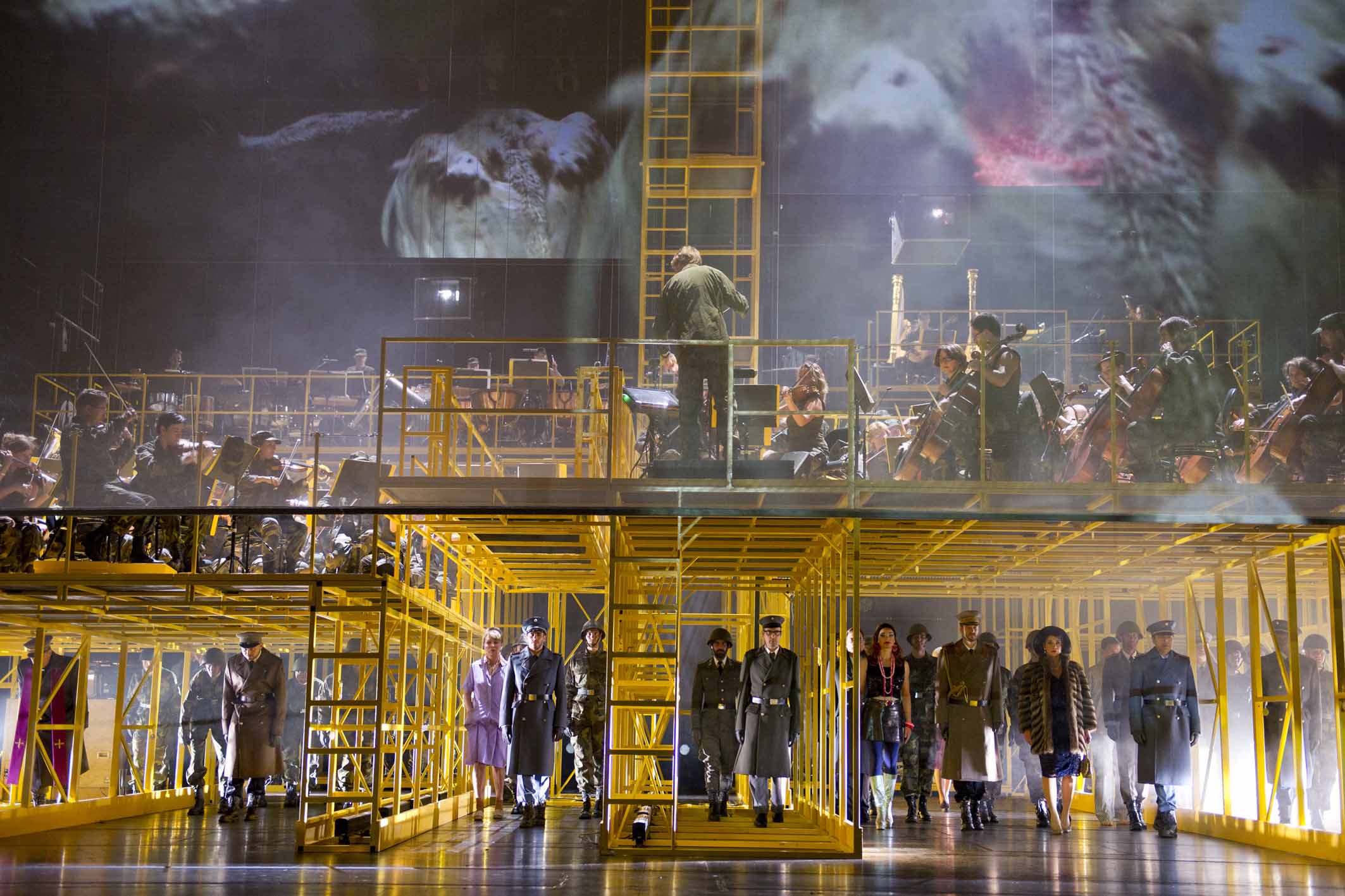 'Die soldaten' en la Ópera de Zúrich, donde se estrenó la producción en septiembre de 2013. Fotógrafa: © Monika Rittershaus | Opernhaus de Zúrich.