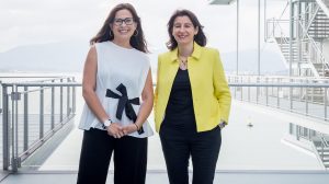 Fátima Sánchez, directora ejecutiva del Centro Botín, y Miriam Díaz, concejala de Cultura del Ayuntamiento de Santander.