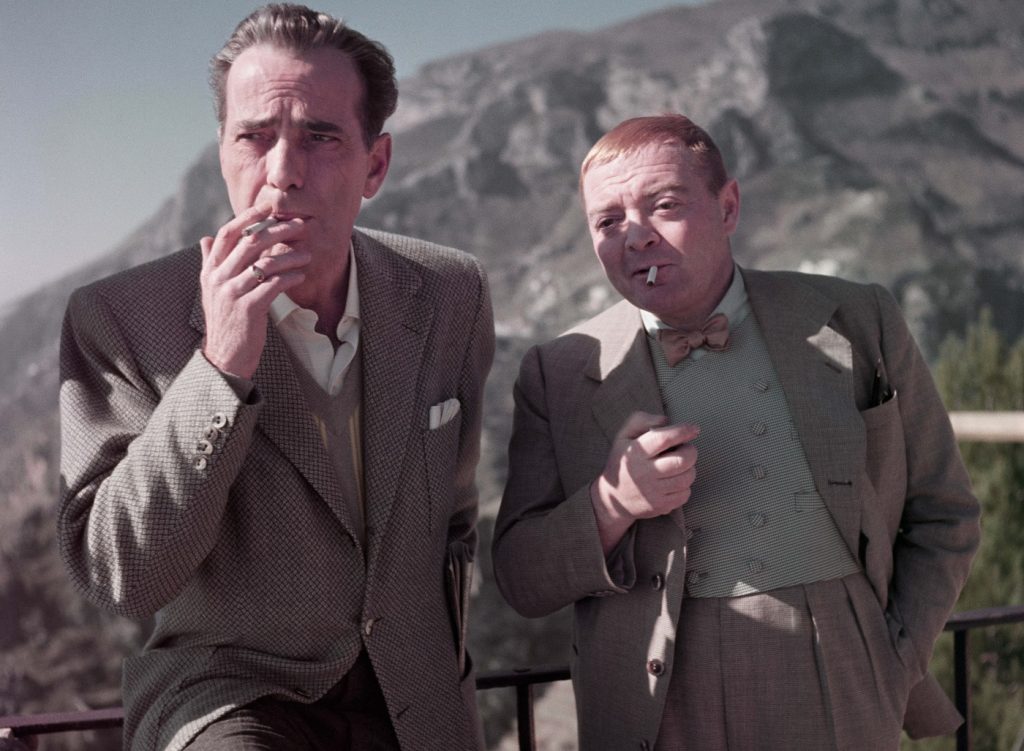 Robert Capa, Humphrey Bogart y Peter Lorre en el rodaje de ‘La burla del diablo’, Ravello, Italia, abril de 1953. © Robert Capa/International Center of Photography/Magnum Photos.