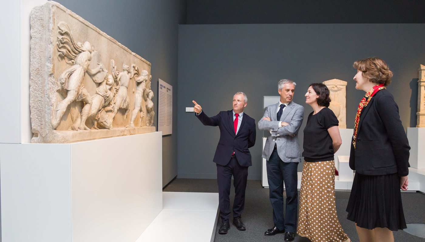 De izquierda a derecha: el comisario de la exposición, Peter Higgs; el director de CaixaForum Zaragoza, Ricardo Alfós; la directora de Exposiciones de la Fundación Bancaria "la Caixa", Isabel Salgado; y la directora de Relaciones Internacionales del British Museum, Nadja Race.