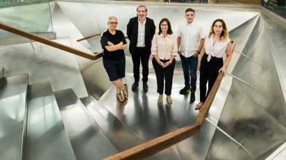 De izquierda a derecha: la artista vallisoletana Dora García; el arquitecto y coleccionista Carlos Rosón de la Fundación Rosón Arte Contemporáneo, con sede en Pontevedra; la directora general adjunta de la Fundación Bancaria ”la Caixa”, Elisa Durán; y los artistas Mira Bernabeu y Miriam Lozano de la galería Espaivisor de Valencia.