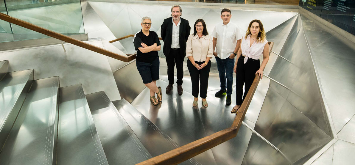 De izquierda a derecha: la artista vallisoletana Dora García; el arquitecto y coleccionista Carlos Rosón de la Fundación Rosón Arte Contemporáneo, con sede en Pontevedra; la directora general adjunta de la Fundación Bancaria ”la Caixa”, Elisa Durán; y los artistas Mira Bernabeu y Miriam Lozano de la galería Espaivisor de Valencia.