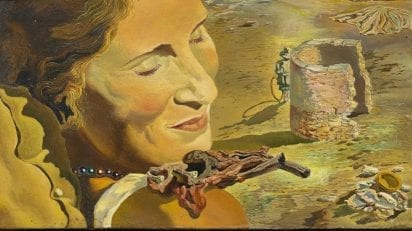 Salvador Dalí. Retrato de Gala con dos costillas de cordero en equilibrio sobre su hombro. C. 1934. Fundació Gala-Salvador Dalí, Figueres © Salvador Dalí, Fundació Gala-Salvador Dalí, VEGAP, Barcelona, 2018.