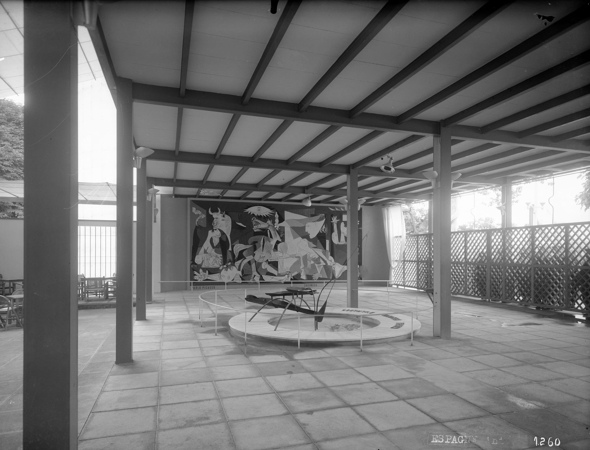 Fuente de mercurio de Alexander Calder con la pintura Guernica al fondo, 1937.