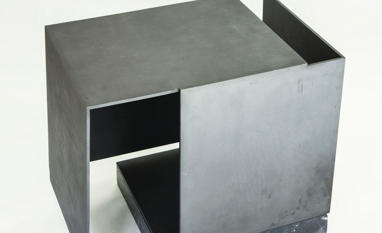 Caja metafísica por conjunción de dos triedros, vacío respirando. Jorge Oteiza, Acero pintado, 1972-1974.