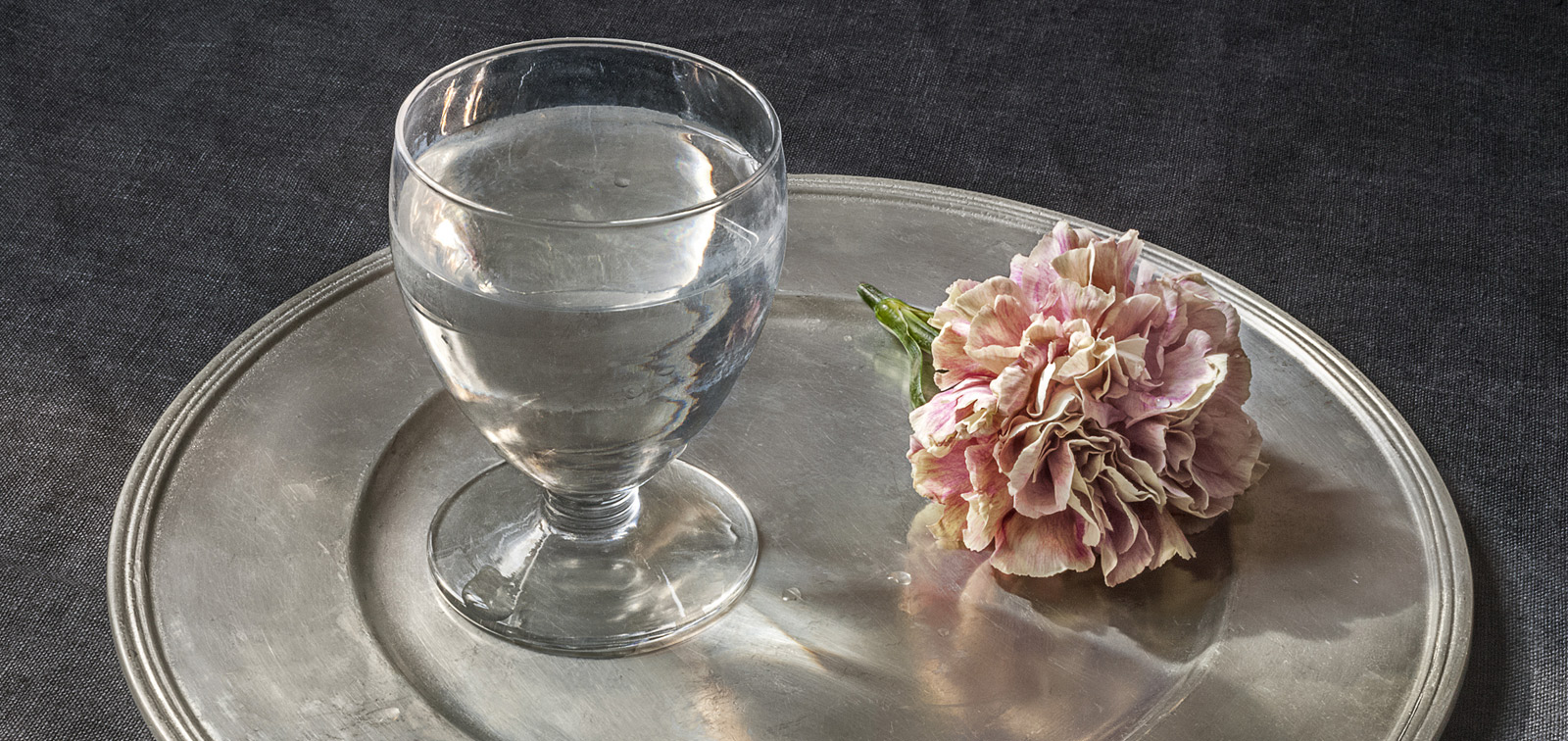 Copa de agua y un clavel, 2018. Pilar Pequeño. © Fundación Amigos del Museo del Prado, Madrid, 2018.