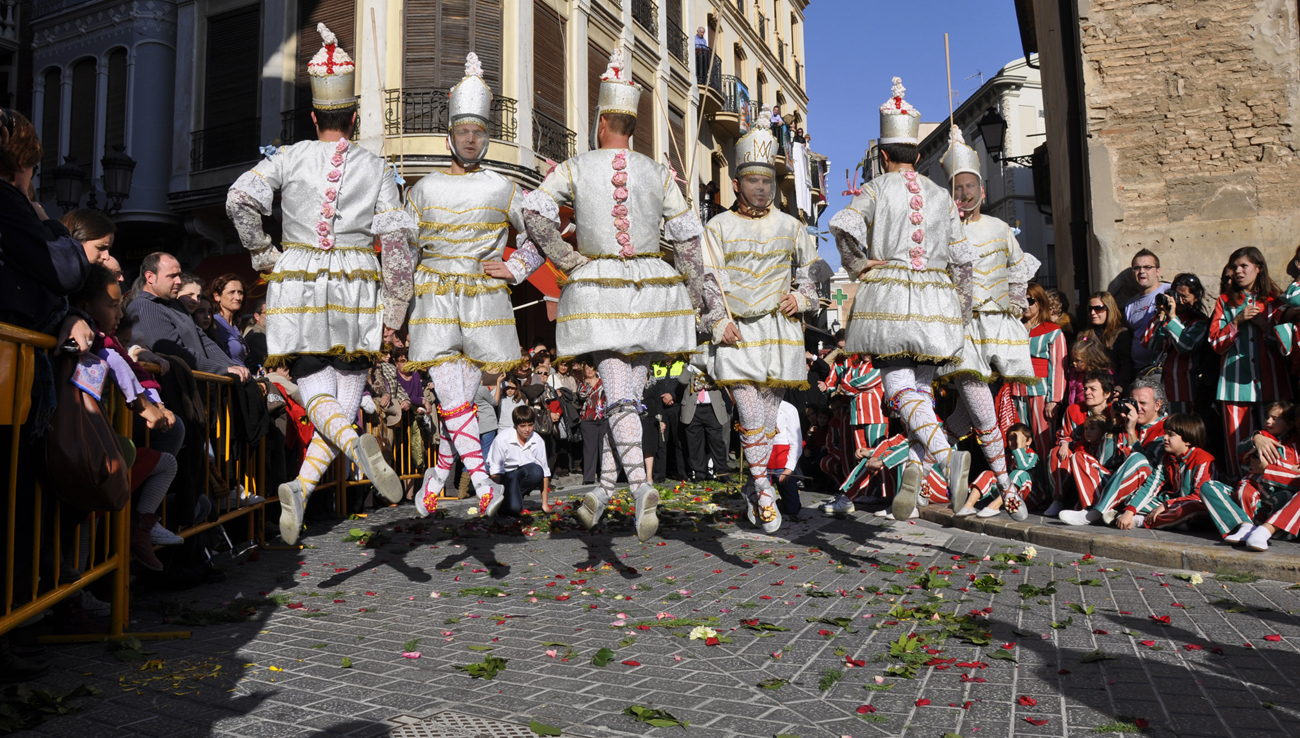 Danza de los tornejants en la fiesta de la Mare de Deu. Algemesí (Valencia). Foto: Ayuntamiento de Algemesí.