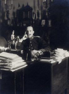 Retrato del rey Alfonso XIII sentado ante su mesa de despacho con el uniforme del regimiento Inmemorial del Rey, 1915. Patrimonio Nacional. Madrid, Archivo General de Palacio inv. 10205750.