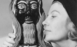 Lee Miller. Eileen Agar and "Golden Tooth" sculpture, 1937. © Lee Miller Archives, Inglaterra 2018.