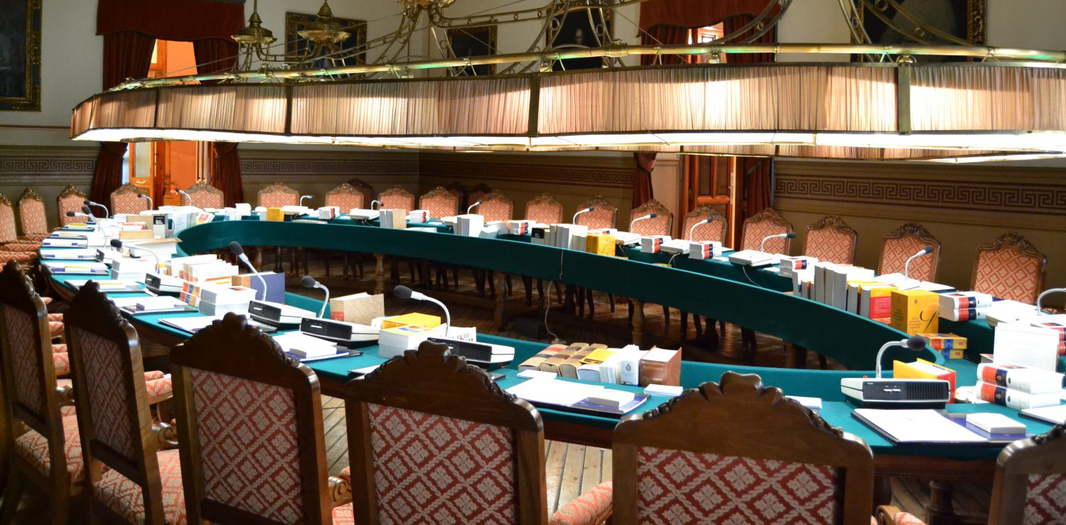 Salón de Plenos de la RAE.
