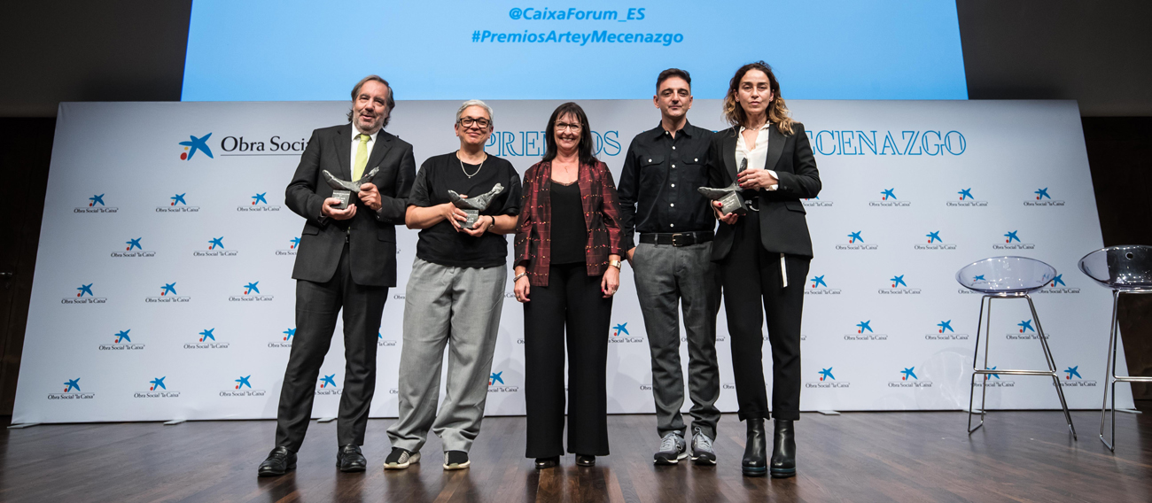 De izquierda a derecha: el coleccionista Carlos Rosón de la Fundación RAC, Dora García, la directora general adjunta de la Fundación Bancaria ”la Caixa”, Elisa Durán; y Mira Bernabeu y Miriam Lozano de la Galería Espaivisor.