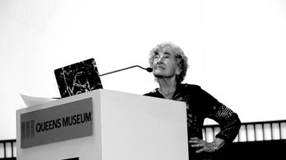 Lucy Lippard, durante una conferencia en el Queens Art Museum. Procedencia: The Artist Information Company.