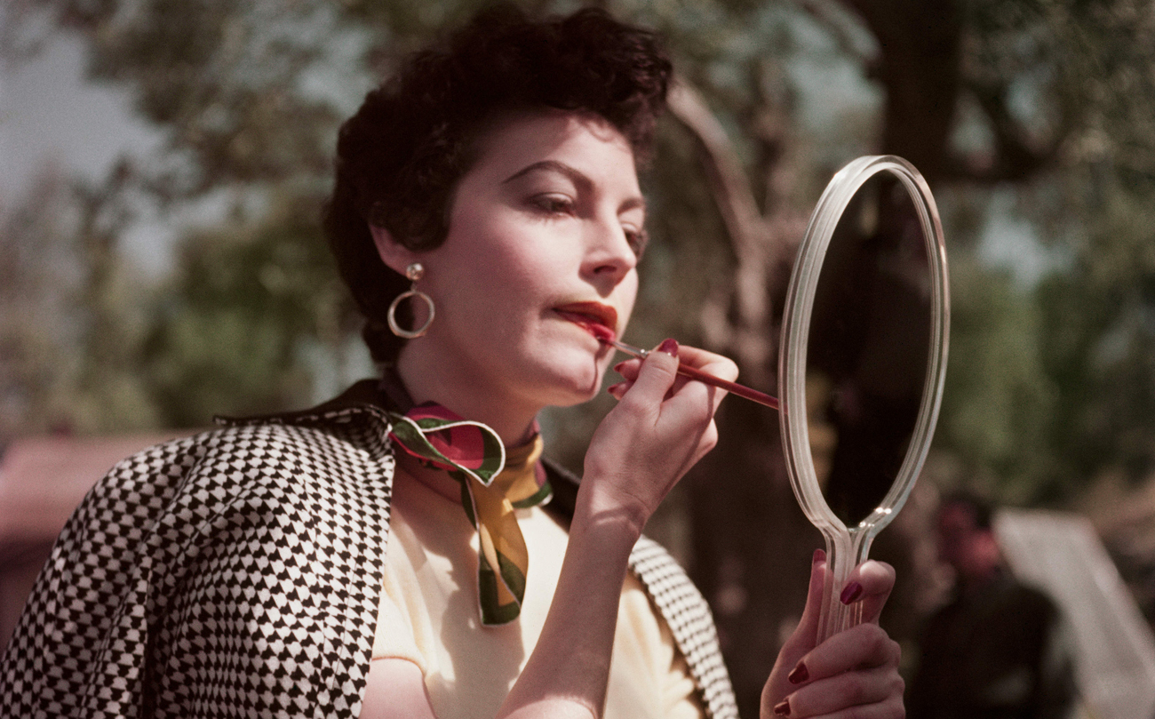 ﻿﻿Robert Capa, Ava Gardner en el rodaje de ‘La condesa descalza’, Tívoli, Italia, 1954. © Robert Capa / International Center of Photography/Magnum Photos.