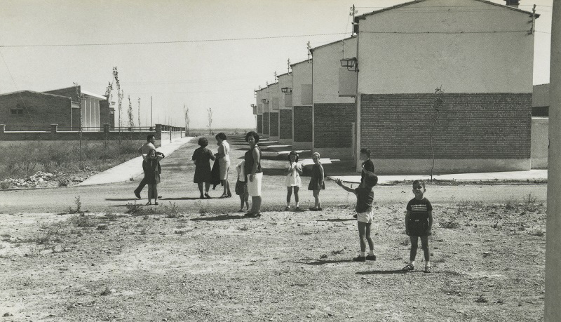 Exposición itinerante. Pueblos de colonización. Vencillón. Calle Mayor, 1966. Fototeca DPH.