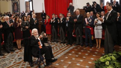 © Casa de S.M. el Rey. Fernando del Paso tras recibir de manos del Rey el Premio Miguel de Cervantes. Universidad de Alcalá. 23.04.2016.
