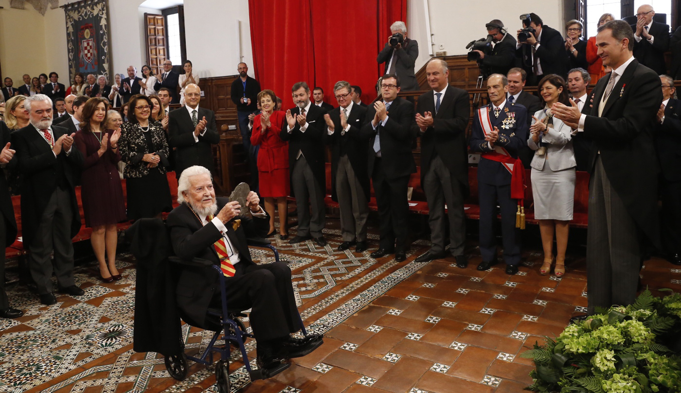 © Casa de S.M. el Rey. Fernando del Paso tras recibir de manos del Rey el Premio Miguel de Cervantes. Universidad de Alcalá. 23.04.2016.