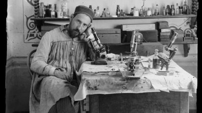 Autorretrato de Cajal en su laboratorio de Valencia, hacia 1885.