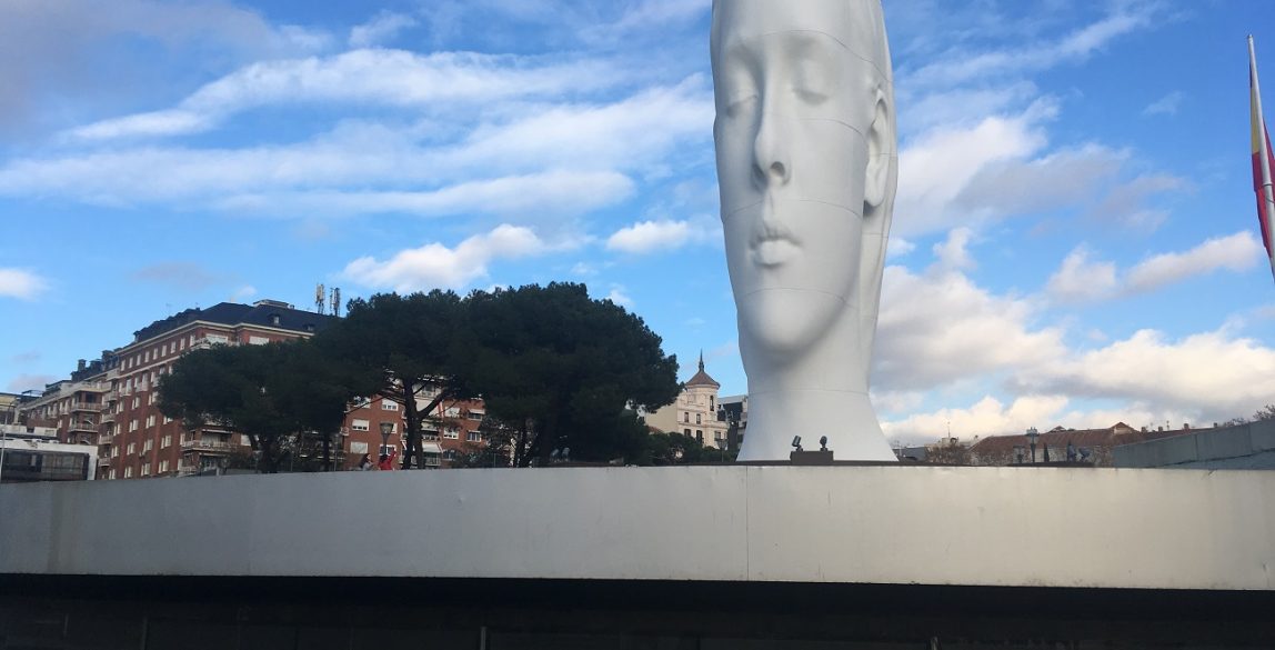 Julia, una nueva madrileña de 12 metros, mira Madrid desde Colón.