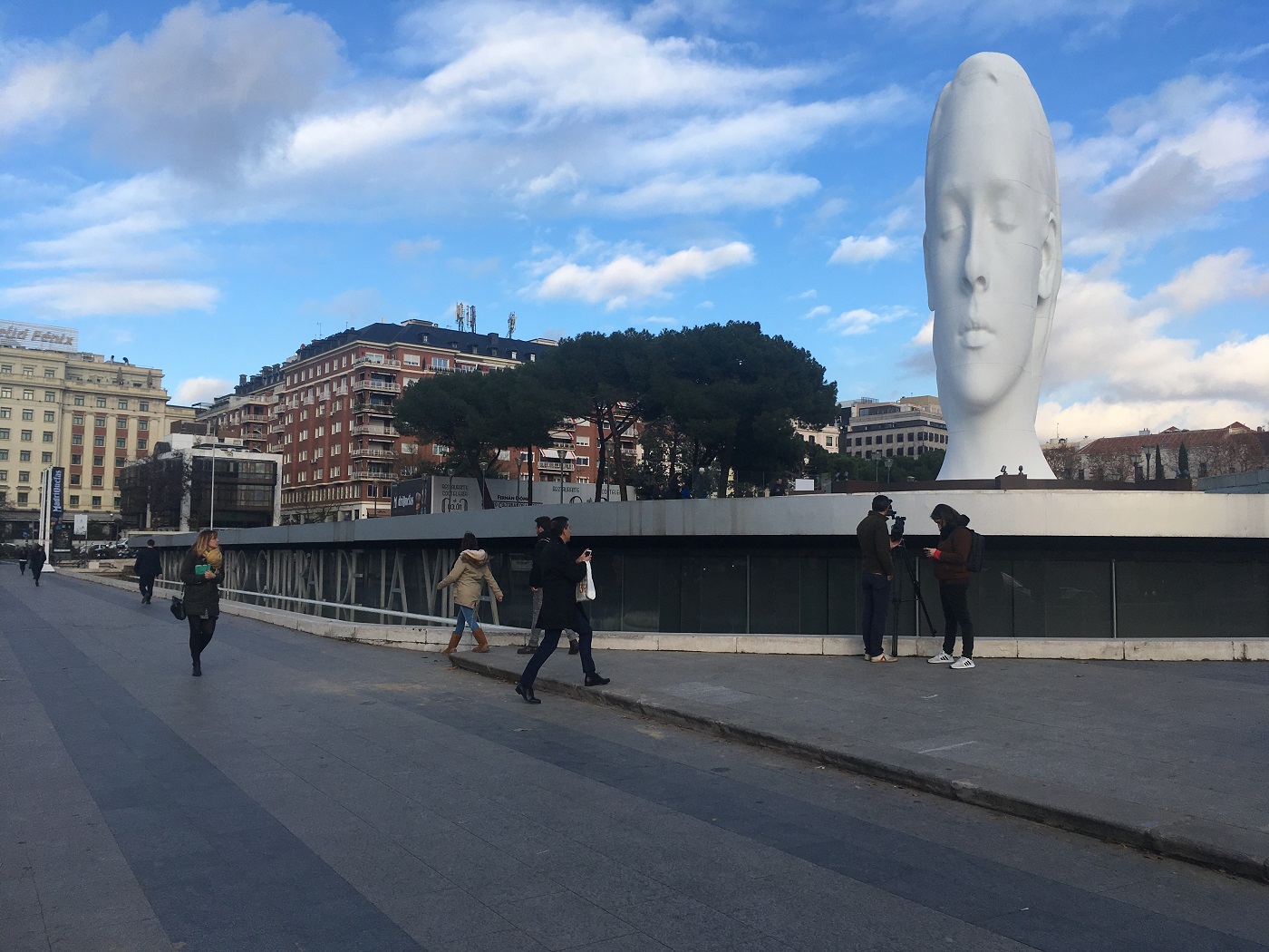 Julia, una nueva madrileña de 12 metros, mira Madrid desde Colón.