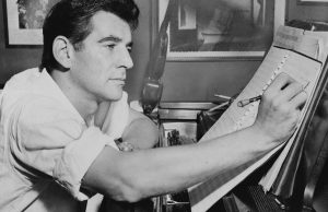 1955. Leonard Bernstein sentado al piano, anotando una partitura. Foto: Al Ravenna.
