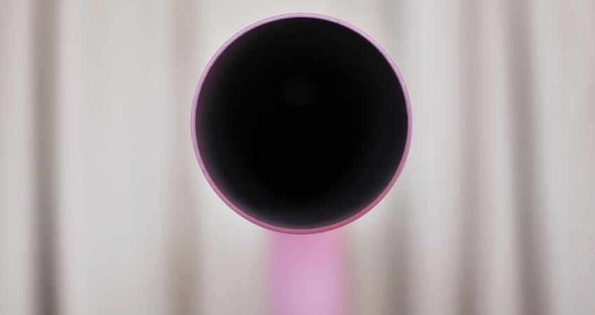 Lúa Coderch, TGWNDOHM (en rosa), 2018. Escultura, acero inoxidable, 70 x 170 x 80 cm. Imagen: Cortesía de la artista.