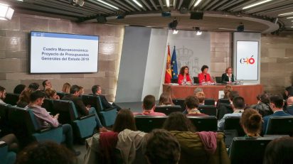 La portavoz del Gobierno, Isabel Celaá, la ministra de Hacienda, María Jesús Montero, y la ministra de Economía y Empresa, Nadia Calviño. Pool Moncloa/JM Cuadrado.